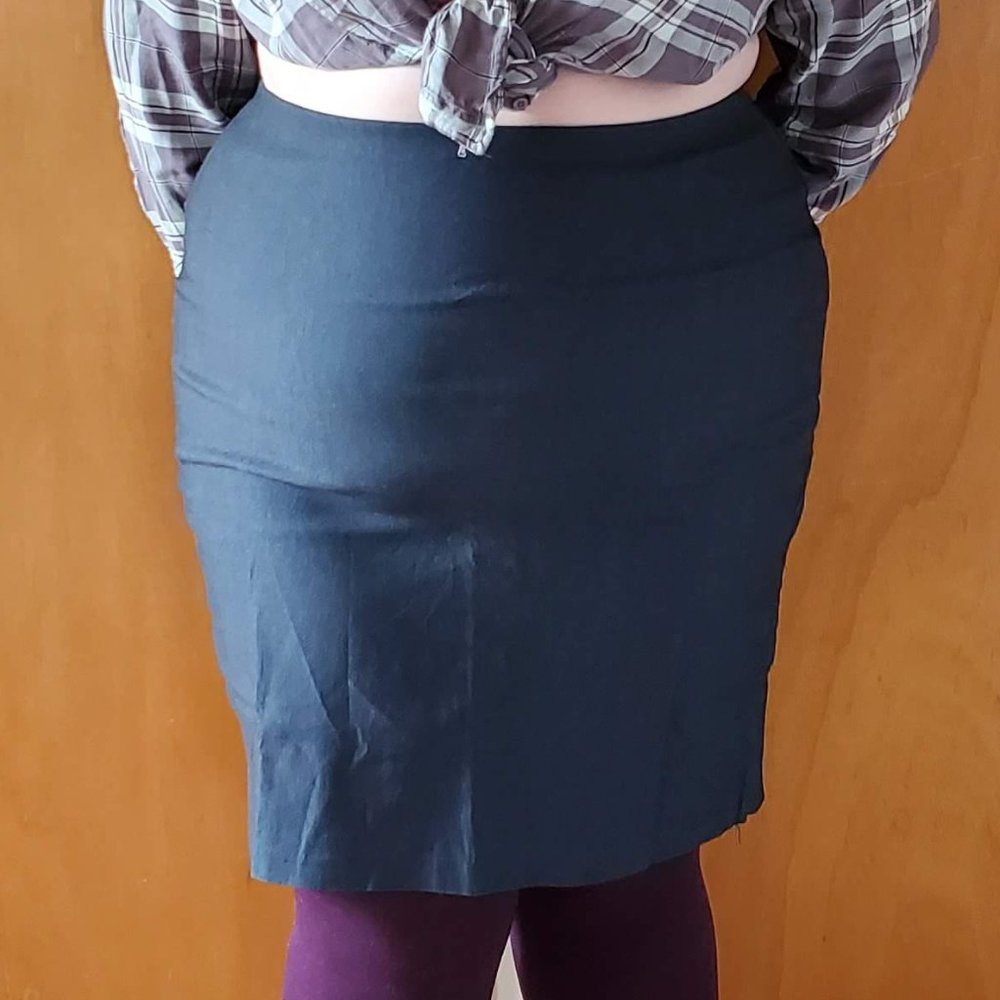 Dark blue knee high pencil skirt whit zip detail